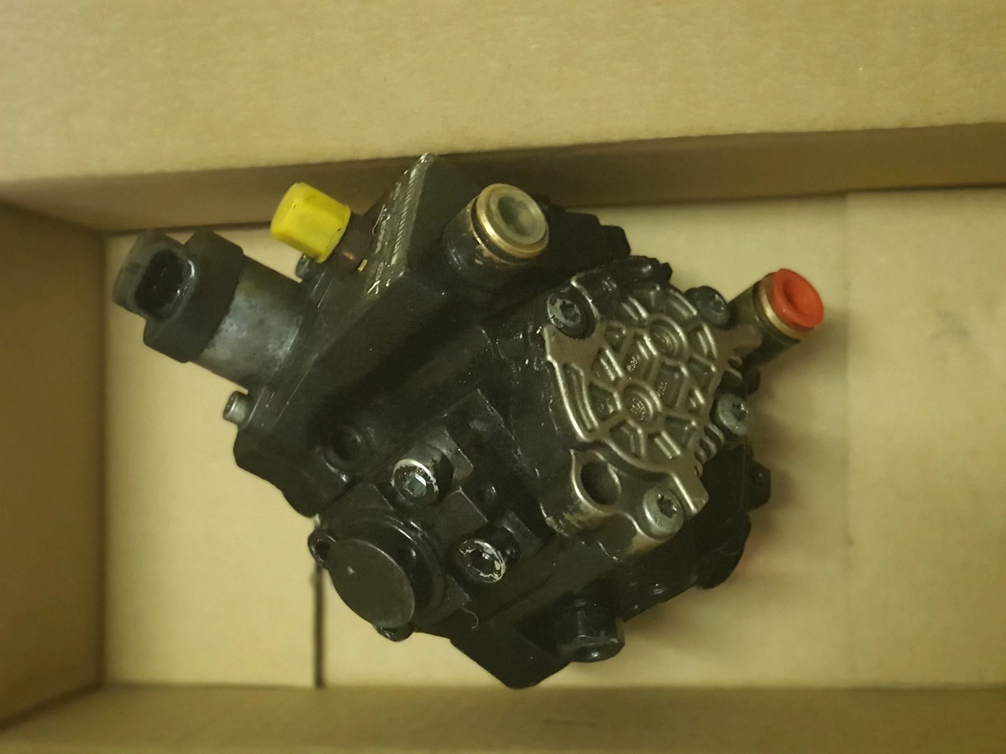zregenerowana pompa wtryskowa diesel na stole warsztatowym w serwisie wtrysku paliwa Zgierz
